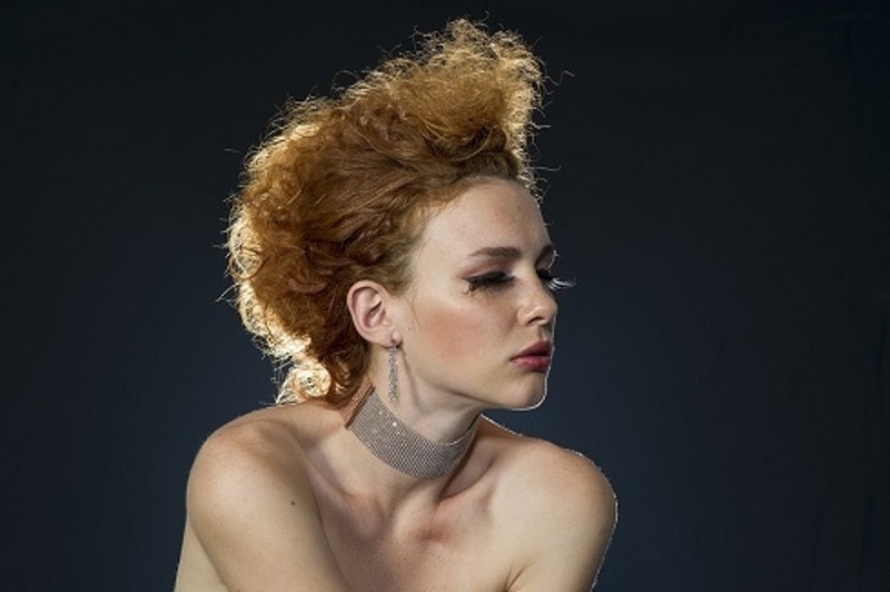 Плохо, если мешают украшения на шее