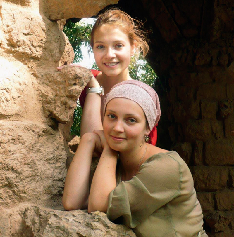 Актриса со старшей сестрой Викторией. Она театральный режиссер