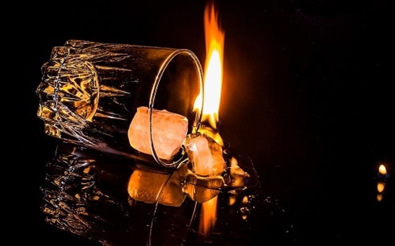 Для лучшего эффекта смочите в водке носки