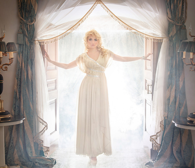 Это платье Сергея Пугачева, по мнению самого дизайнера, максимально приближено к идеальному образу для выпускного бала