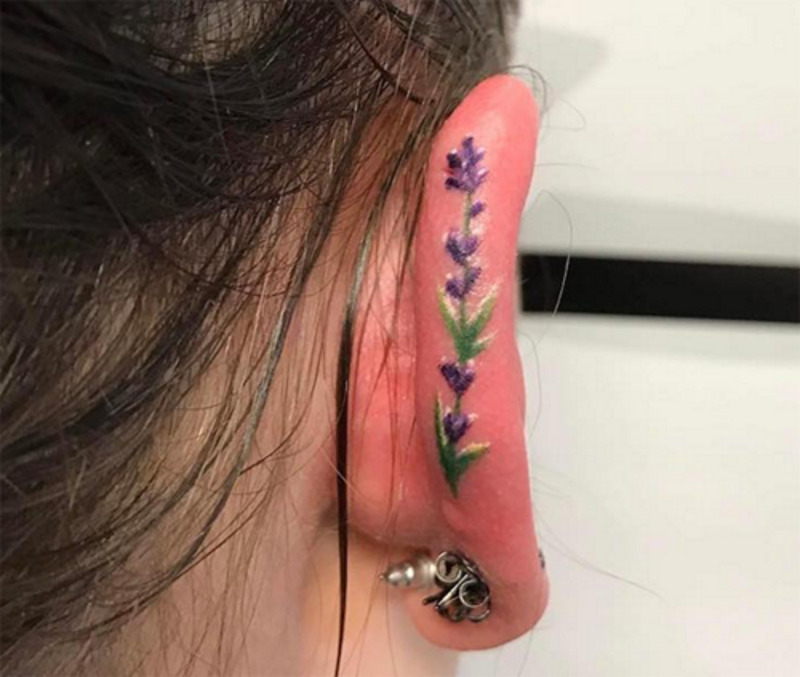 Чаще всего для тату на ушах выбирают растительные мотивы