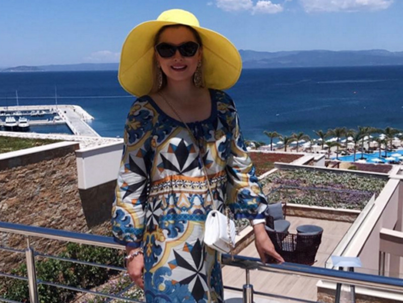 Любимый цвет летних шляп Лены Лениной – лимонный