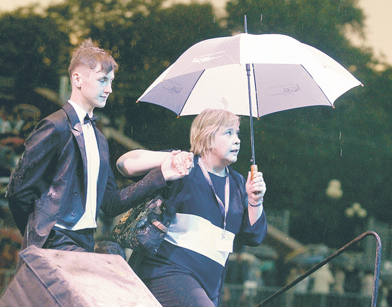 В момент, когда Татьяна Догилева шла по красной дорожке, начался южный ливень. Но отважные волонтеры сразу принесли звезде зонт