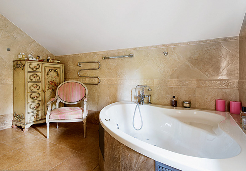 Соседство с ванной комнатой пробуждает желание ухаживать за собой