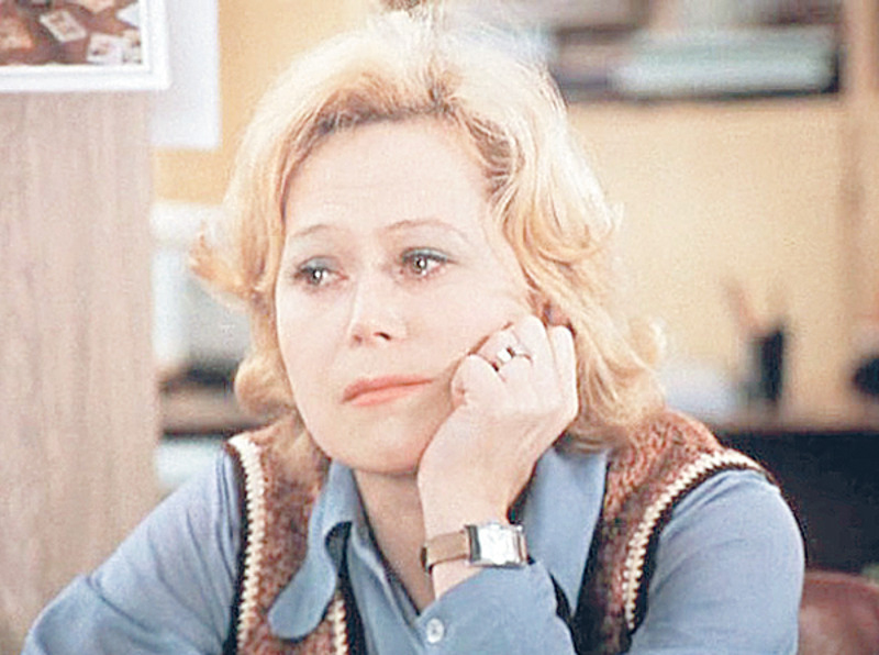 После выхода фильма «Служебный роман» у актрисы появились тысячи поклонников