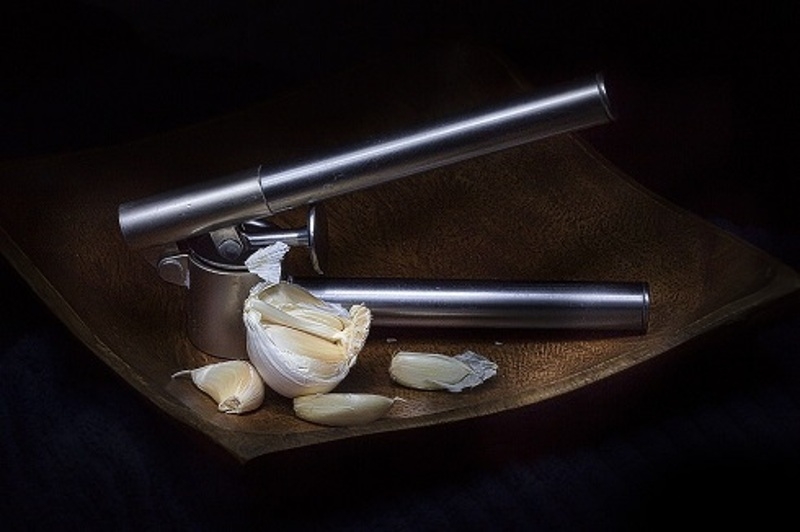 Воспользуйтесь прессом для чеснока