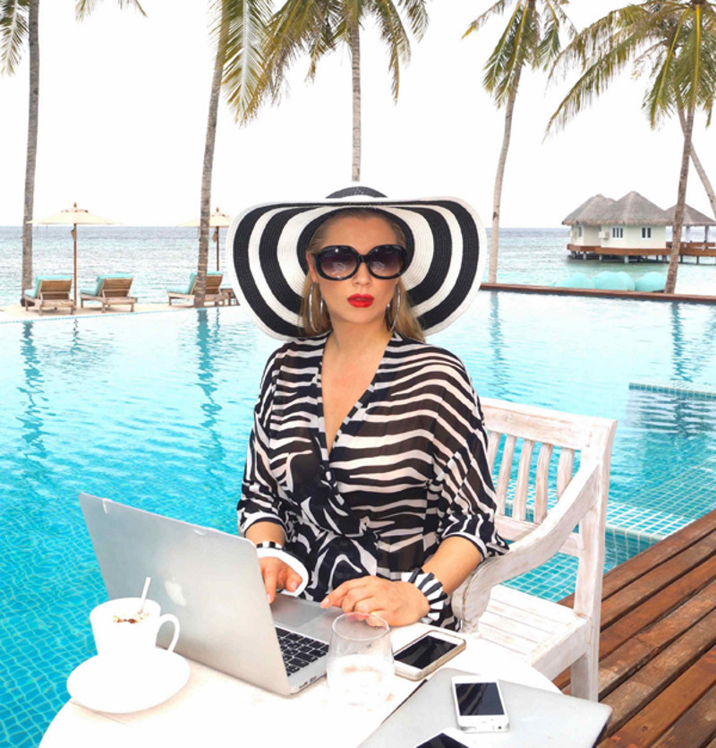 Черно-белая шляпка подойдет к любому наряду