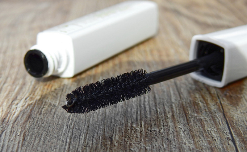 На нанесение туши тратится время, а купание в море она вряд ли "переживет"