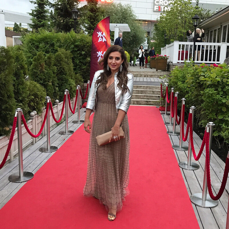 Жасмин на выпускном пришлось менять обувь