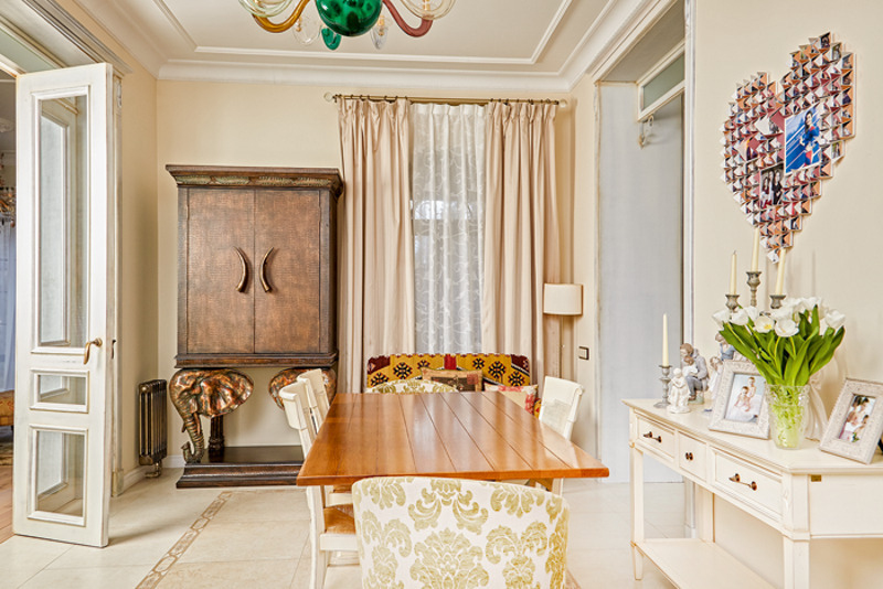 Столовая легкая, воздушная. Современные дизайнерские стулья соседствуют с белой консолью