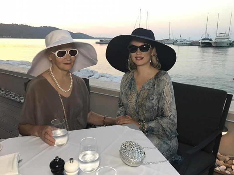 Дамы посещают рестораны