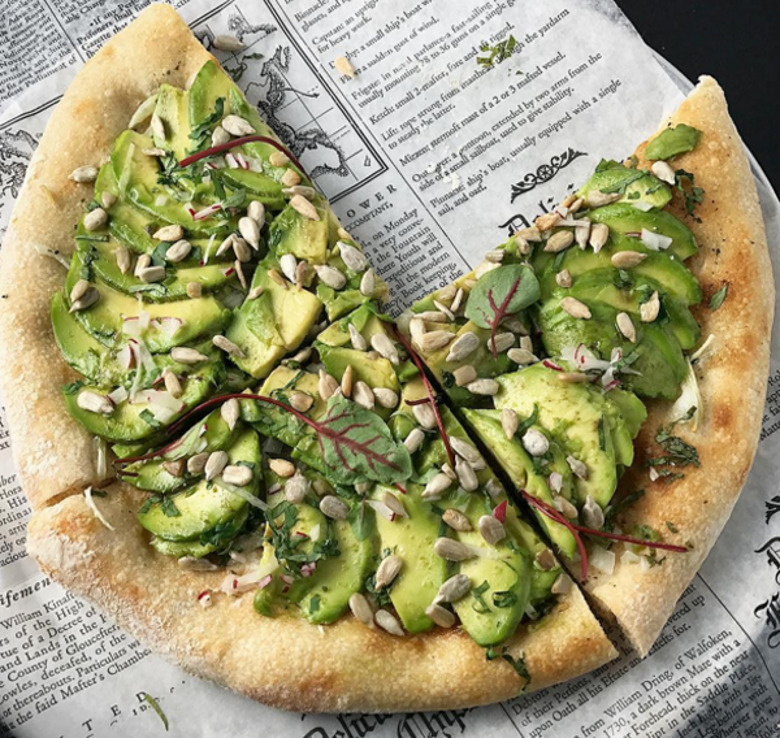 Пицца с авокадо - это вкусно и очень полезно