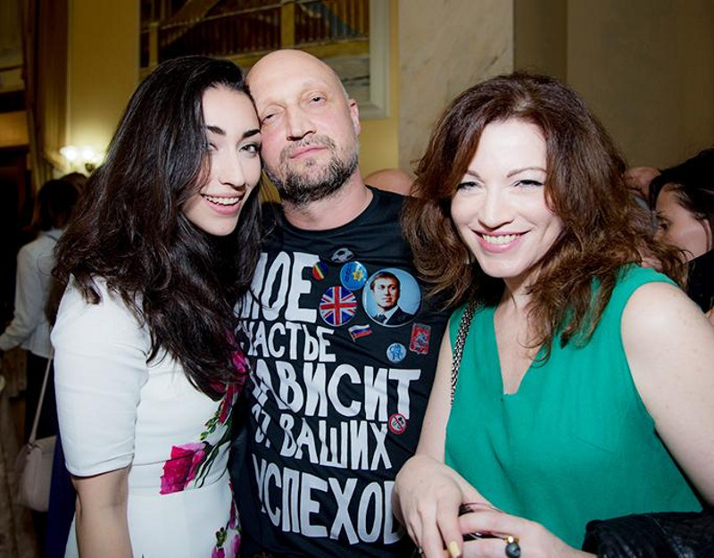 Алена Хмельницкая, однокурсница юбиляра, пришла на праздник с дочерью Александрой