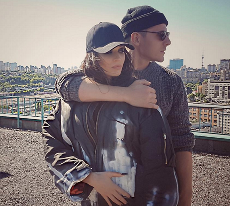 Алена Водонаева и певец Алекс Малиновский ехали на съемки клипа