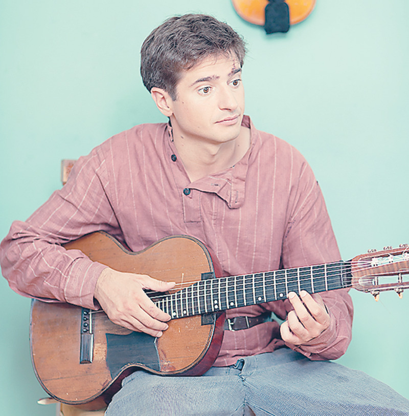 Петра Лещенко в зрелом возрасте сыграл Константин Хабенский, а образ певца в молодости воплотил на экране Иван Стебунов