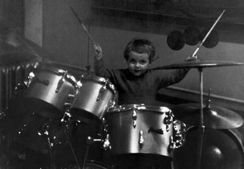 С ранних лет у нашего героя было еще одно увлечениие – музыка