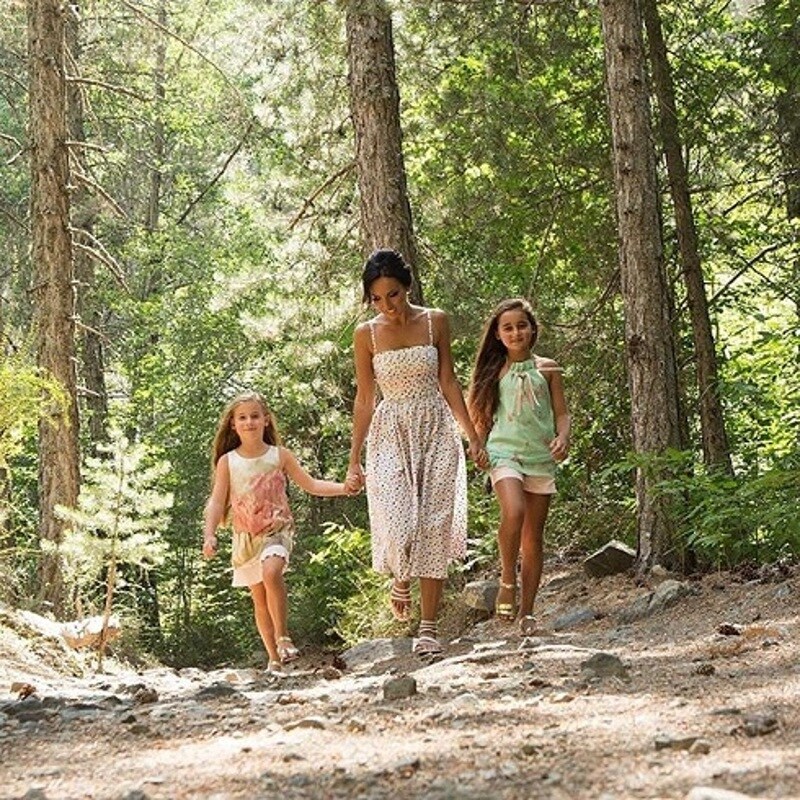 Певица выглядит немногим старше своих дочек