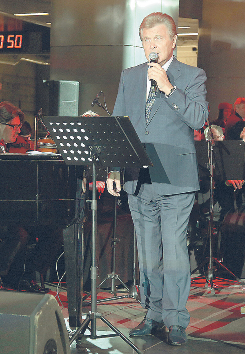 Теперь у Льва Лещенко есть и опыт выступления на платформе станции столичного метро