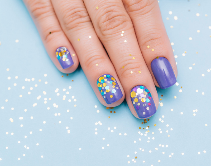 Маникюр с конфетти