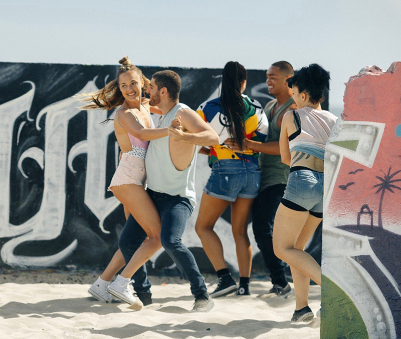 Некоторые элементы индивидуального стиля Альбины, появившиеся в результате сотрудничества с Трэвисом Пэйном, поклонники увидят в клипе на песню "Не со мной"