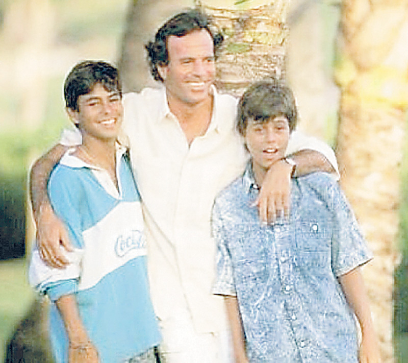 Хулио и Энрике пошли по стопам своего звездного отца и стали певцами