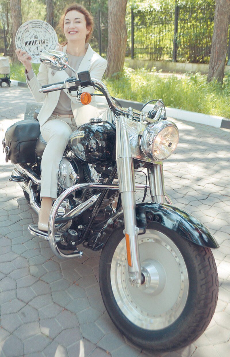 По сценарию на роскошном байке передвигается герой Артема Ткаченко. Но Инна Хотеенкова не могла упустить возможности хотя бы попозировать на «железном коне»