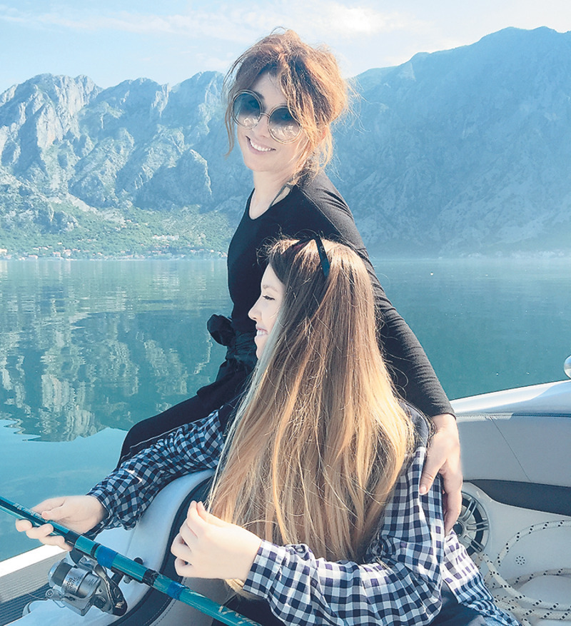 Некоторое время назад Елена купила квартиру в Черногории. Когда у артистки есть время на отдых, она отправляется в эту красивейшую страну со всей семьей