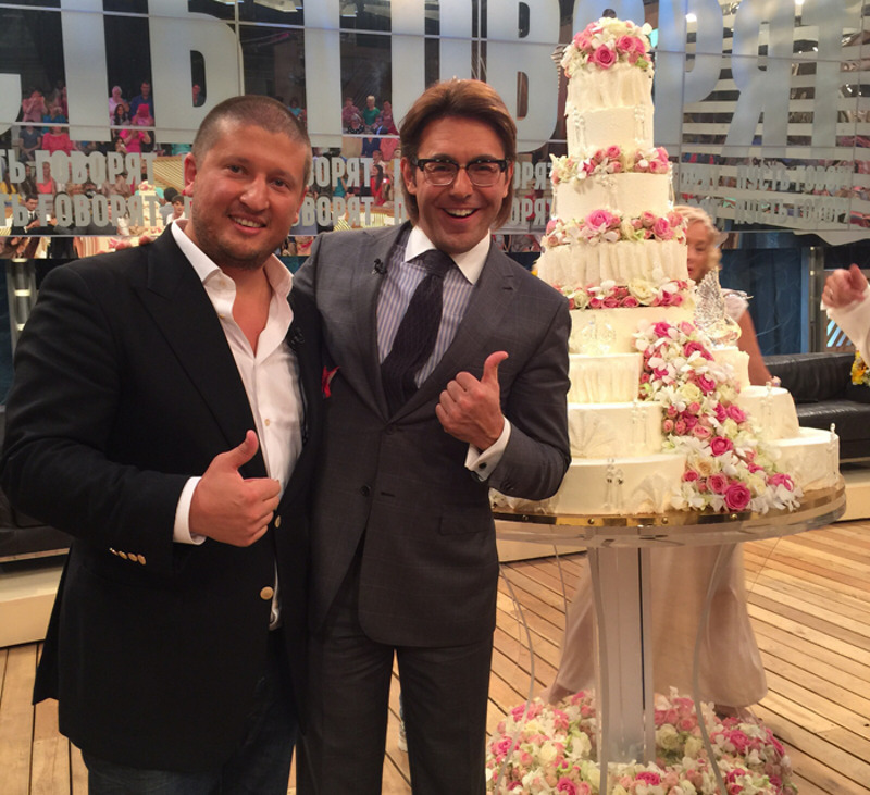 Некоторые сладости от Рената тоже стали телезвездами. Один из тортов украсил студию программы Андрея Малахова