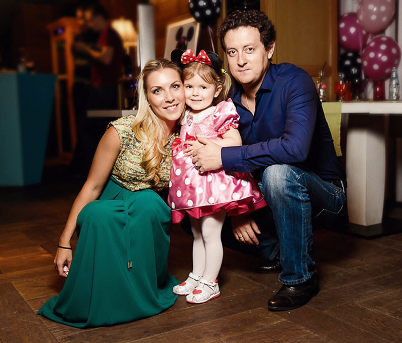 С будущей женой Еленой Станислав познакомился на съемках сериала «Универ»