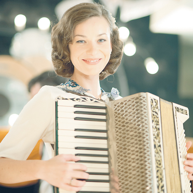 Роль второй жены Петра Лещенко Веры Белоусовой в сериале исполнила Елена Лотова