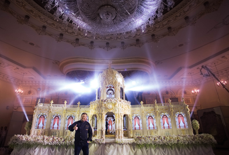 Самый большой на сегодняшний день проект Рената — торт «Замок Цвингер», Высота десерта три с половиной метра, длинна — семь метров, вес — четыре тонны