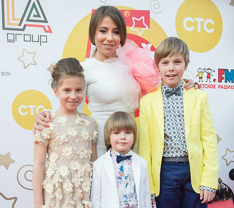 Юлия Барановская со своими очаровательными детьми: Яной, Арсением, Артемом