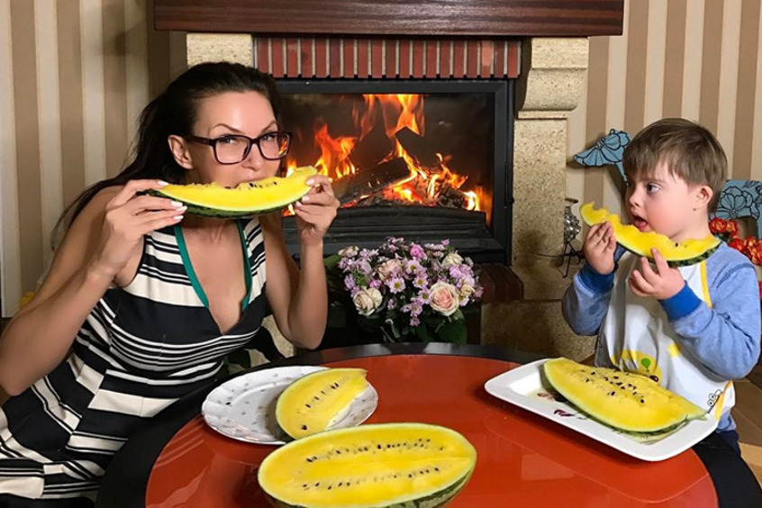 Эвелина Бледанс с сыном Семеном