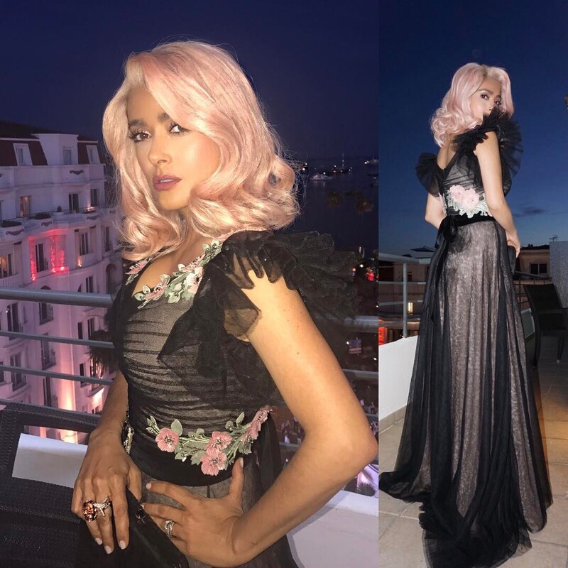 Светлый цвет волос хорошо гармонировал с платьем актрисы