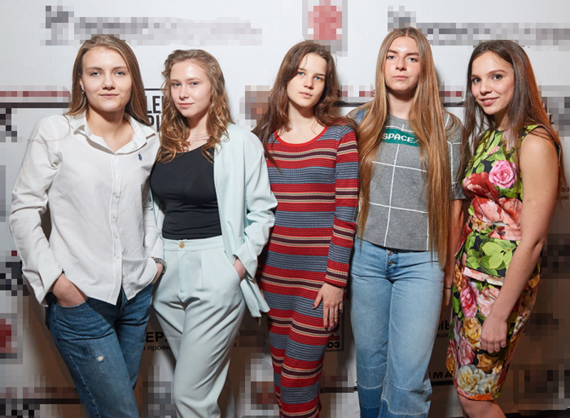 Ксения с одноклассницами подготовили выпускной спектакль