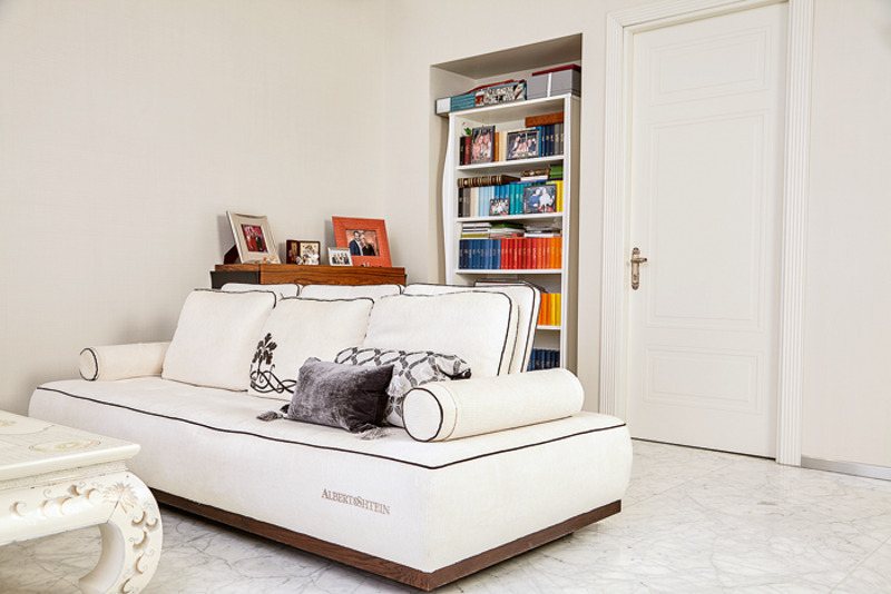 Цветные книги и рамки для фото оживляют монохромный дизайн