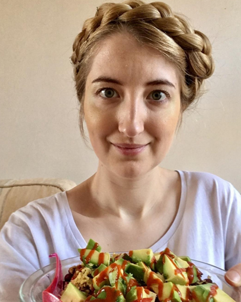 Желтые румяна могут использоваться и в повседневном макияже - это очень освежает лицо