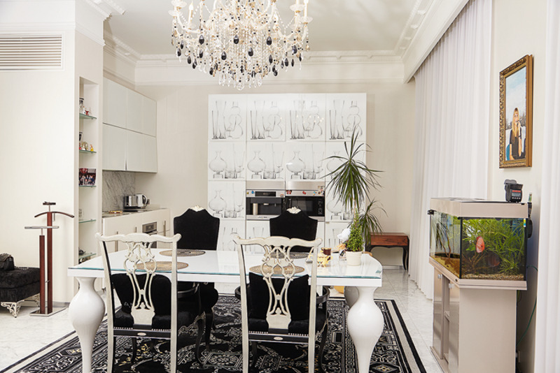 Кухня совмещена с гостиной и воспринимается как деталь интерьера