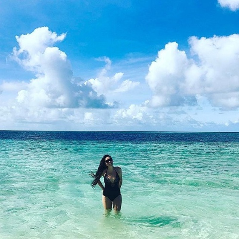 За отпуск артистка набрала несколько киллограмов