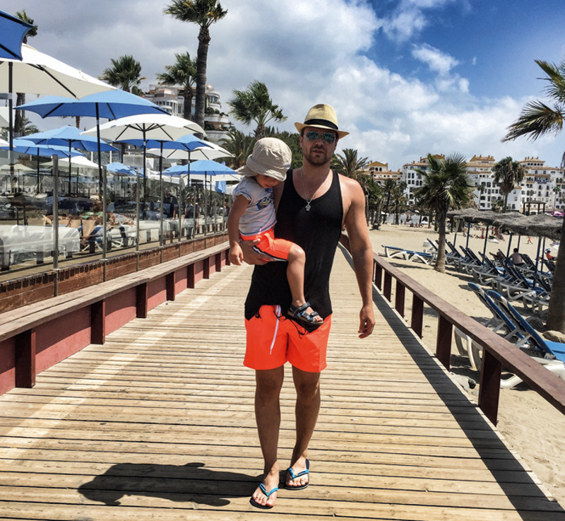 Сыну Федору уже три года. Он знает все марки машин, любить петь и разбирается в папином телефоне