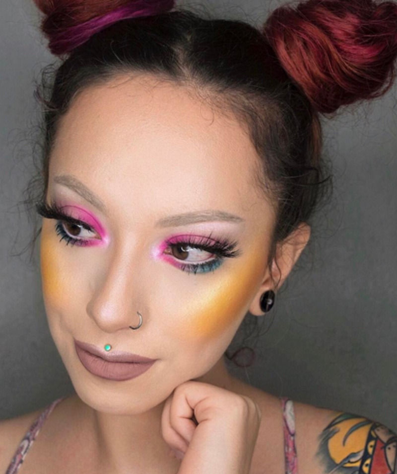 Макияж с желтыми румянами может быть подчеркнуто ярким