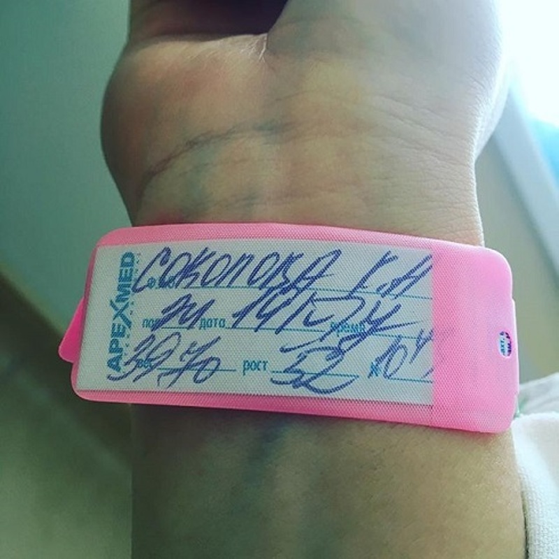 Артист поблагодарил врачей за легкие роды супруги