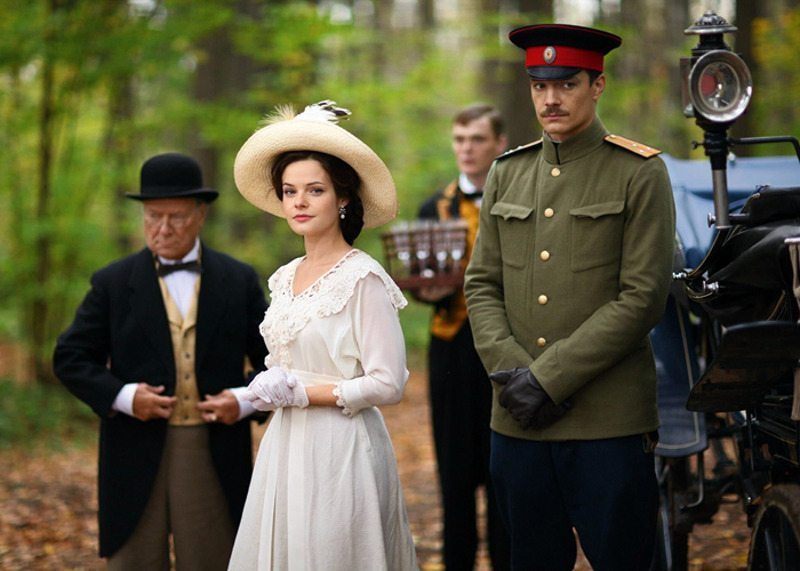 Анне часто достаются роли нежныхи чутких девушек. В исторической мелодраме «Любовь за любовь»