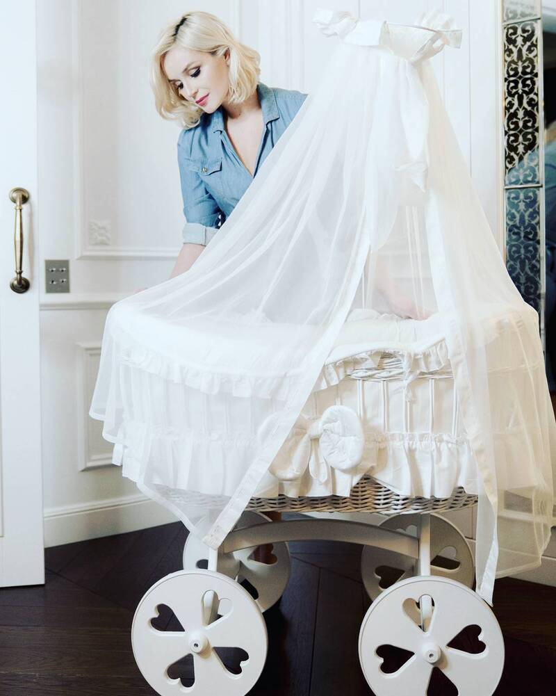 По словам представителей артистки, Полина Гагарина успевает и заботиться о новорожденной дочери, и выступать на концертах