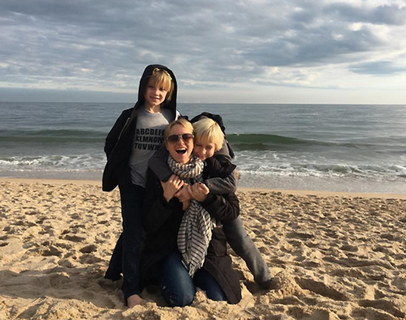 «Кажется, что моя жизнь началась в тридцать лет, как будто кто-то нажал кнопку «старт» – и все закрутилось. Поздняя карьера, поздние дети – да. Хотя для кого они поздние? Мне – в самый раз», - уверена Наоми