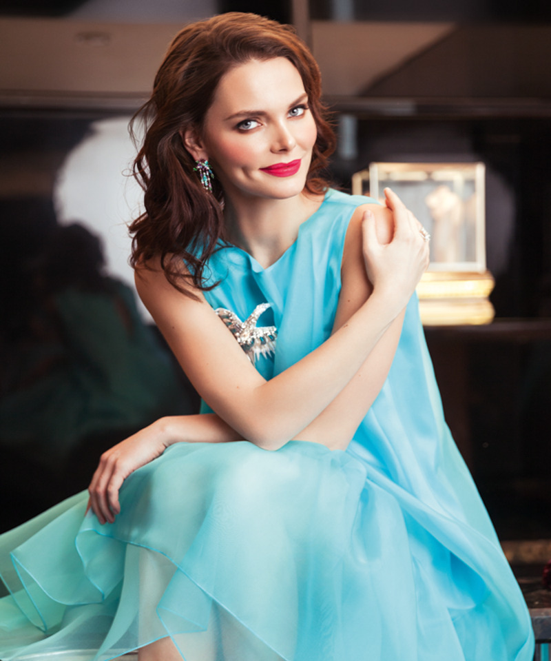 Платье и брошь, все – NEBO; туфли, jimmy choo; кольцо Flower, Mercury