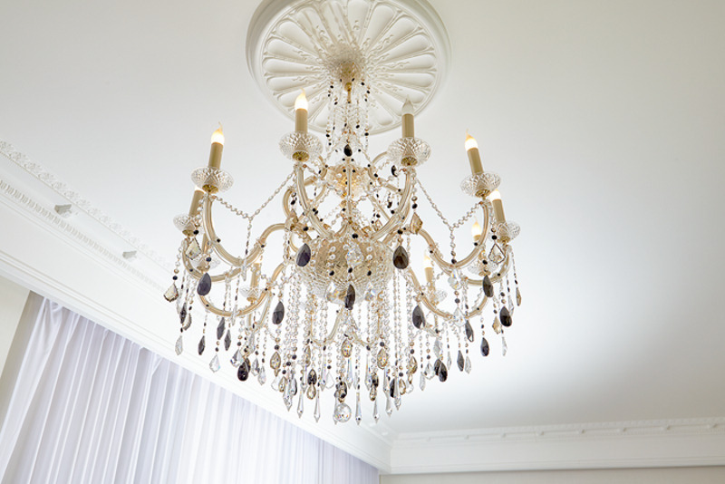А вот хрустальную люстру пришлось везти из Эстонии