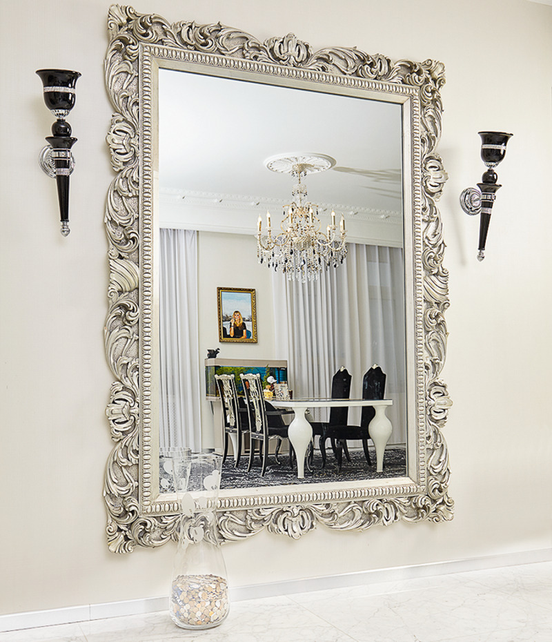 Зона прихожей обозначена большим зеркалом на стене