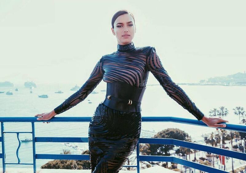 Шейк предстала в платье от Balmain