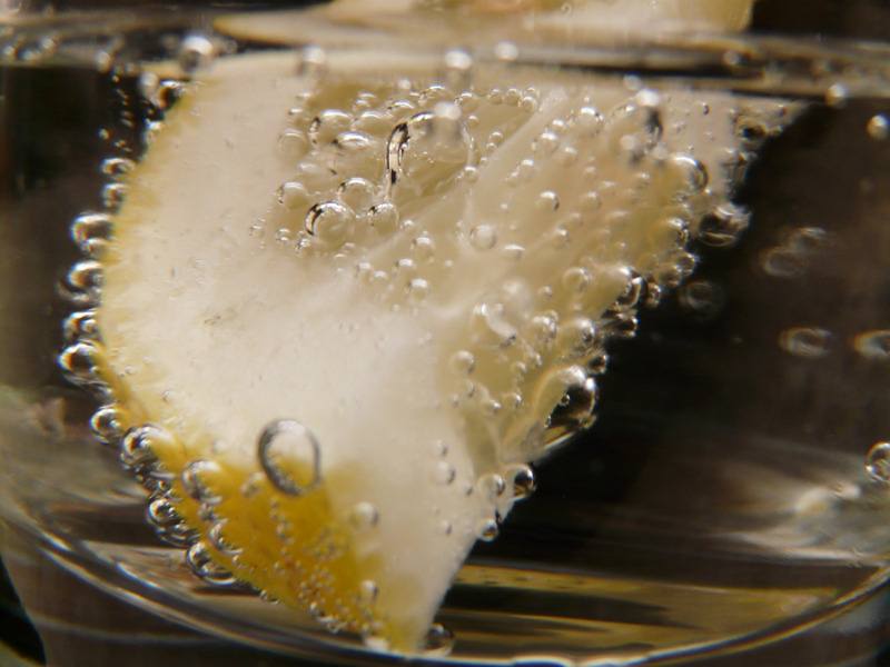 Есть несколько способов почистить столовое серебро в домашних условиях. Например, лимонная кислота